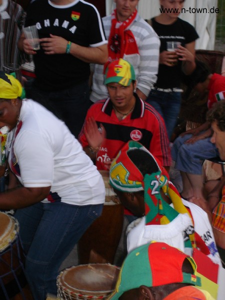 WM2006 Gruppenspiel in Nrnberg: Ghana - USA im Frankenstadion Ghana-Trommler mit FCN-Trikot