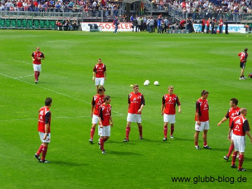 Club-Jungs beim Aufwärmen in Fürth