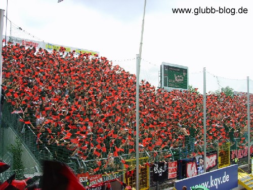 Fähnchen-Aktion der Ultras Nürnberg gegen Fürth