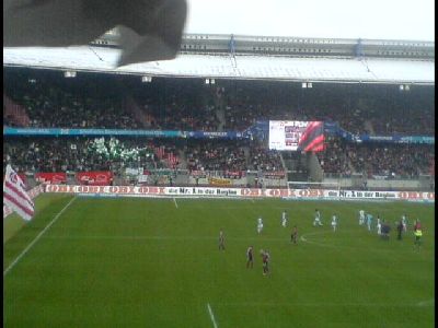 252. Franken-Derby Einlauf der Teams von FCN und Fürth