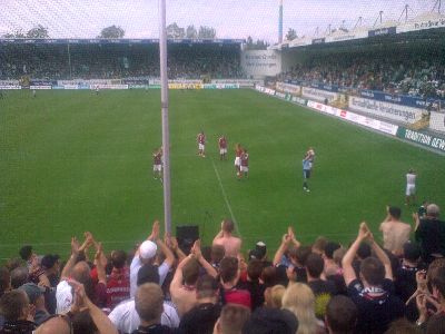 Club-Spieler nach dem 253. Franken-Derby mit den zufriedenen Clubfans